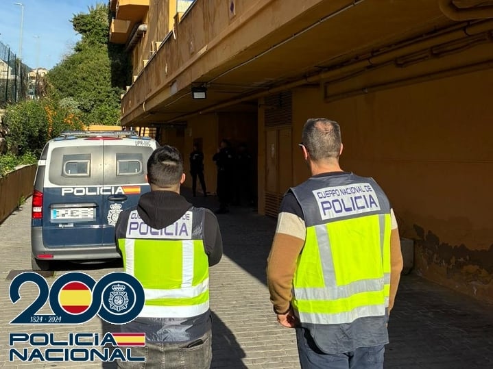 Un momento del desalojo que ha llevado a cabo la Policía Nacional en este hotel de Benalmádena
