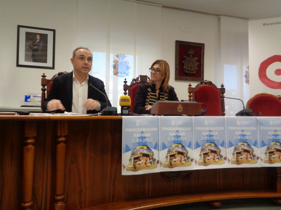 Emilio Berzosa y la alcaldesa, Raquel González, presentaban esta mañana en el salón de plenos la programación navideña