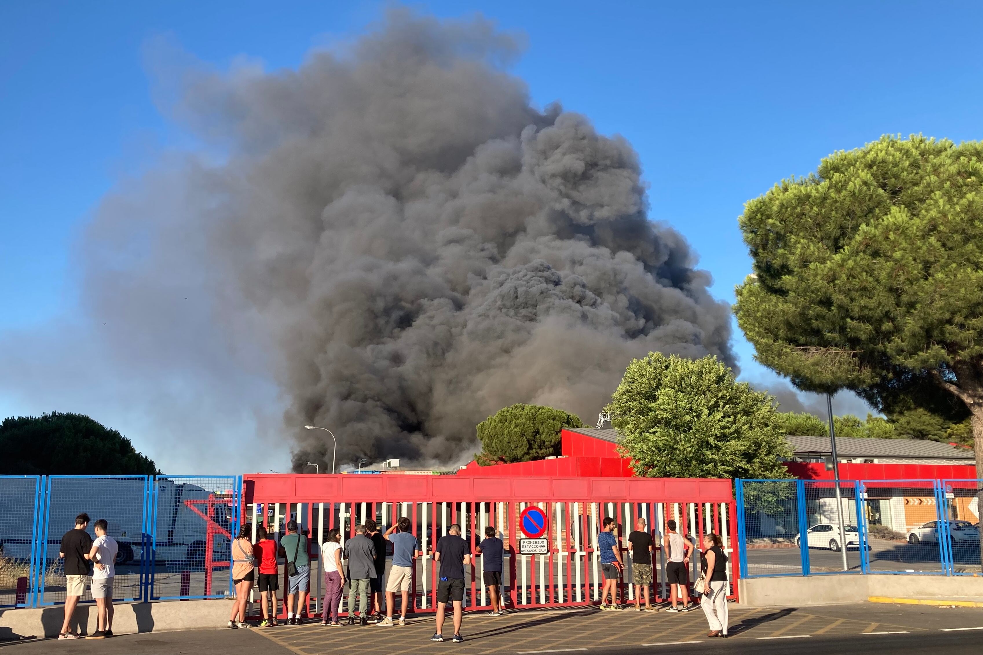 MADRID, 23/07/2022.- Un incendio declarado esta tarde en una nave de frutas de Mercamadrid, la mayor plataforma de distribución, comercialización y logística de alimentos frescos de España, ha destruido parcialmente la instalación, de grandes dimensiones, sin que se hayan producido heridos. EFE/ Juan Carlos Gómez
