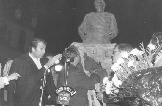 Homenaje a Pastora Pavón, inaugurando su monumento, en Sevilla. El que habla ante el micro es Alberto Oliveras.