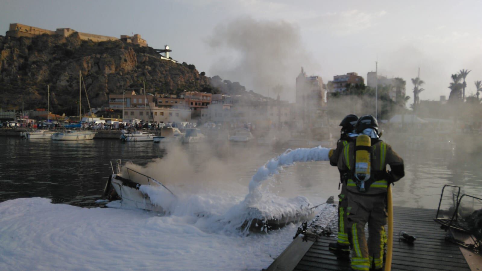 Incendio en el puerto pesquero de Águilas