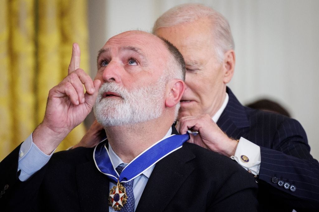 El chef español José Andrés recibe del presidente Joe Biden la más alta distinción civil de EEUU: la Medalla Presidencial de la Libertad.