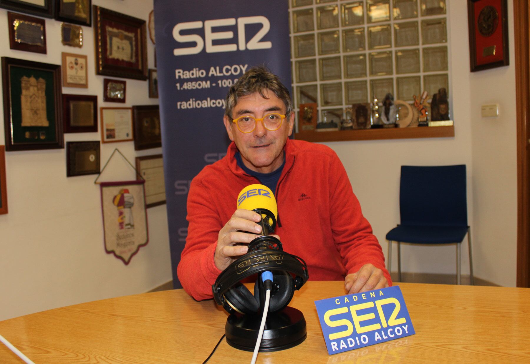 Ximo Canet, en el estudio central de Radio Alcoy