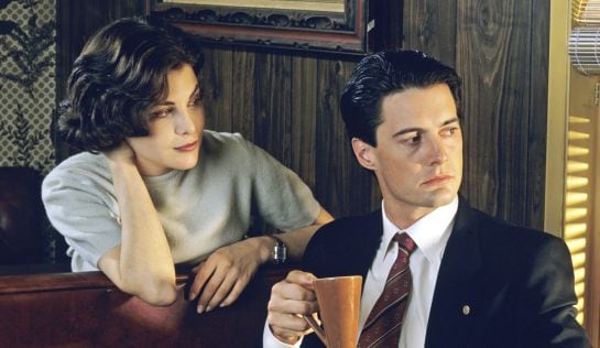 El agente Dale Cooper (Kyle MacLachlan) junto con la enigmática Audrey Horne (Sherilyn Fenn)