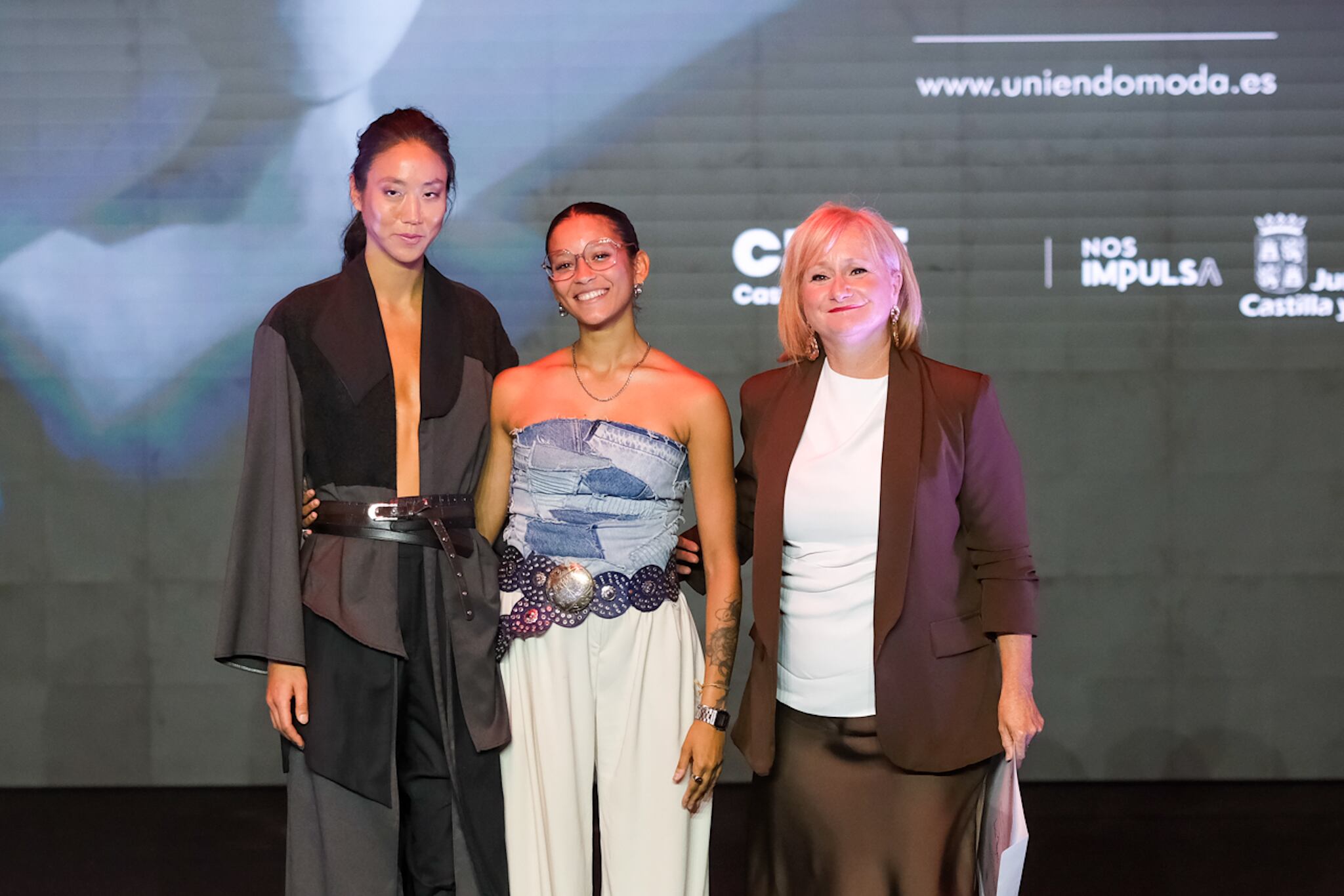 La consejera de Industria, Comercio y Empleo, Leticia García, (dcha) con la ganadora del Concurso de Jóvenes diseñadores, Lucía Peguero