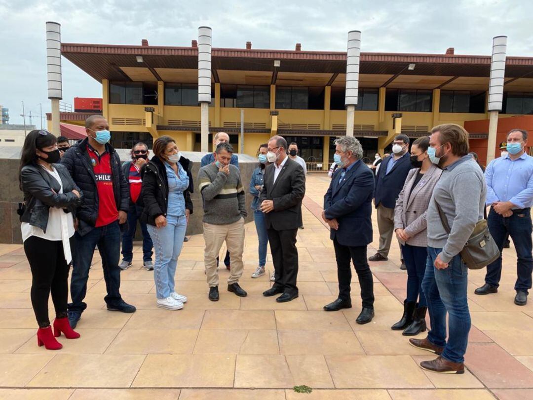 El alcalde de El Campello, Juan José Berenguer y la familia de la víctima