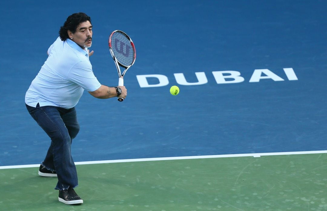 Diego Maradona jugando al tenis con Juan Martin Del Potro en el ATP Dubai Open, 2013. 