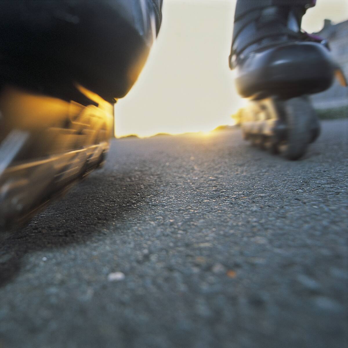 Atropellan a dos jóvenes mientras patinaban de madrugada en Murcia