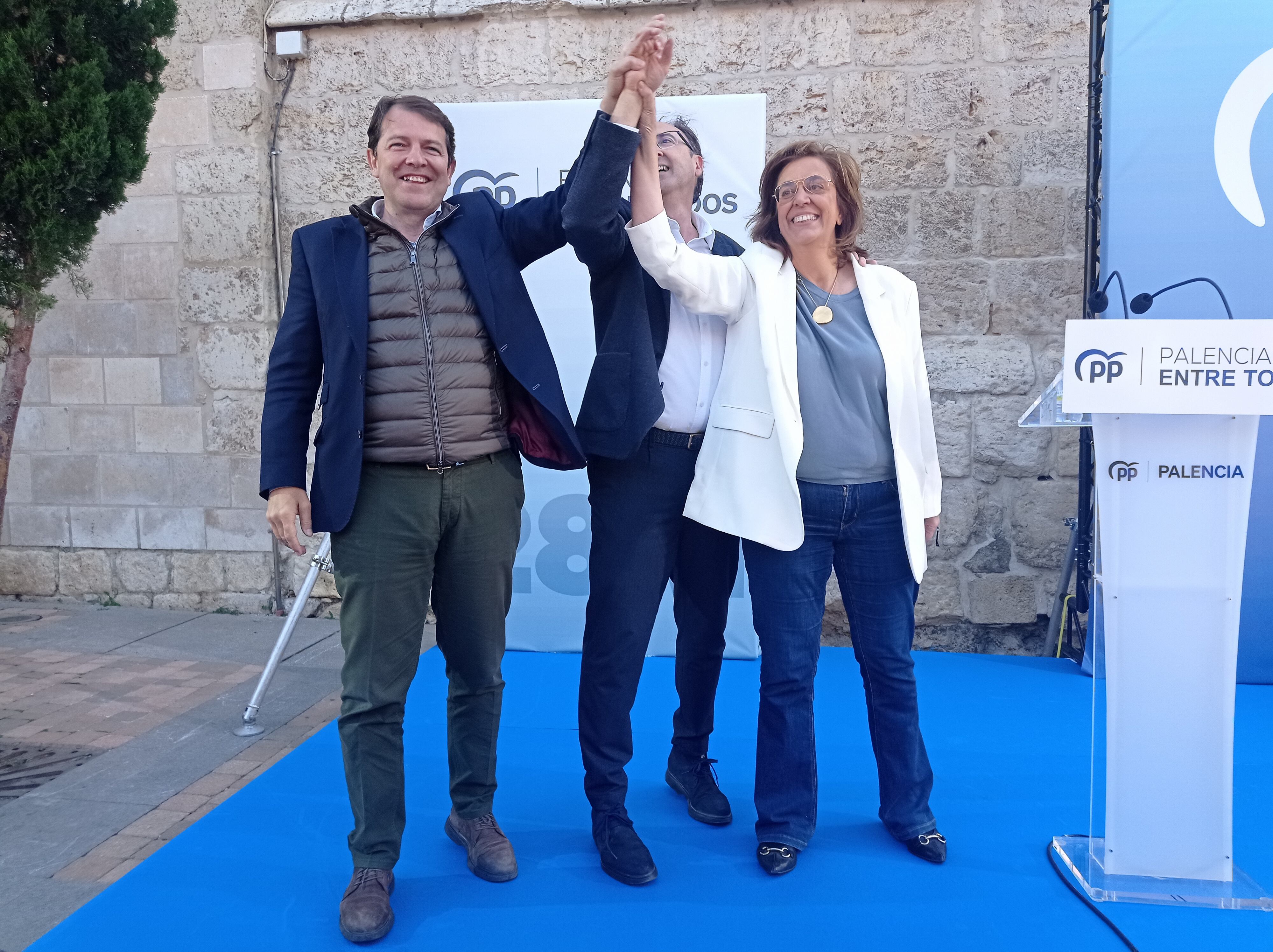 Alfonso Fernández Mañueco, Alfonso Polanco y Ángeles Armisén en el acto del PP en Palencia