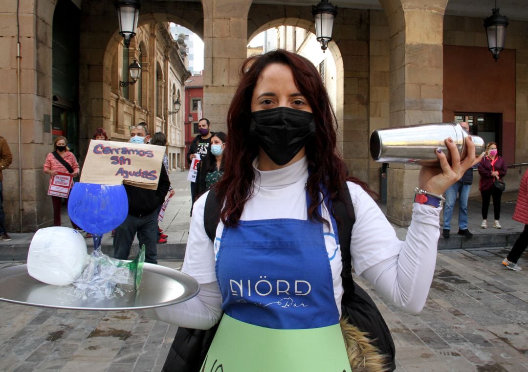 Una hostelera protestando durante un acto reivindicativo en Gijón.