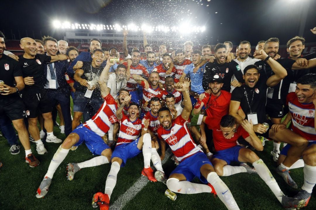 El Granada CF celebra en el césped del estadio de Los Cármenes el pase del club a la UEFA Europa League por primera vez en su historia