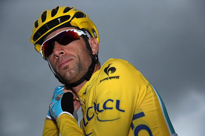 Nibali, con el maillot amarillo de líder