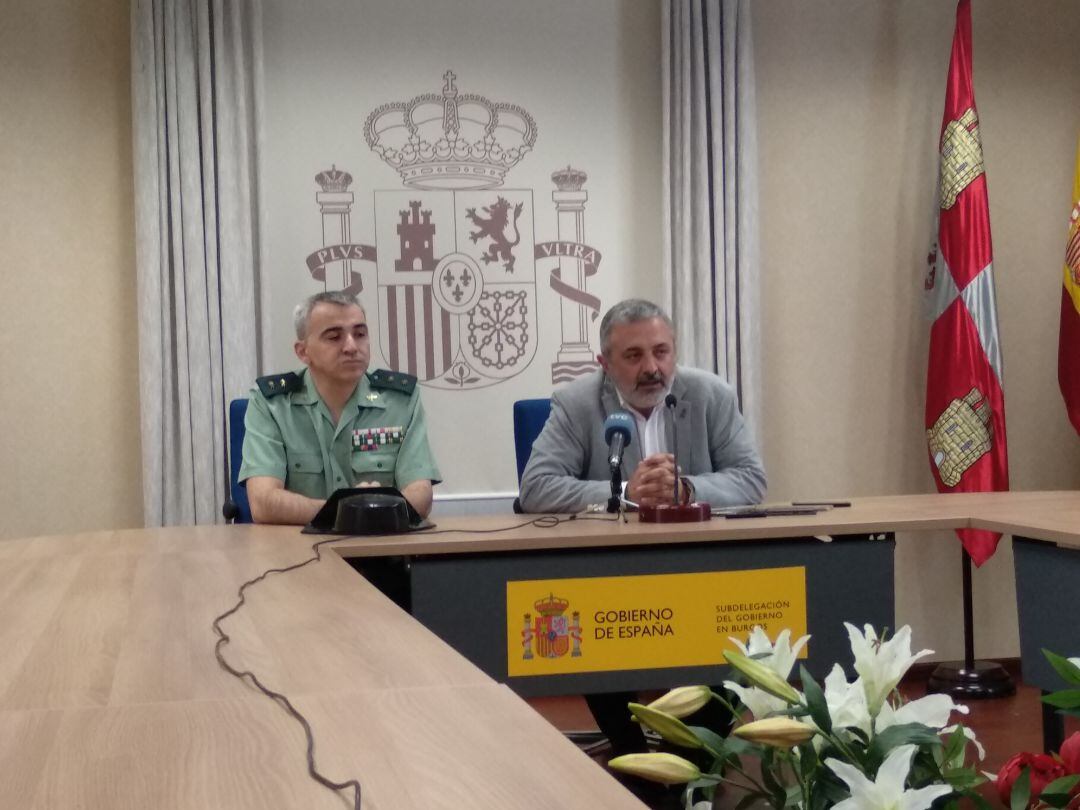 El teniente coronel de la Guardia Civil, Alfonso Martín, junto al subdelegado del Gobierno en Burgos, Pedro de la Fuente