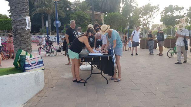 Voluntarios de la ILP recogiendo firmas para que pueda tramitarse como proyecto de ley