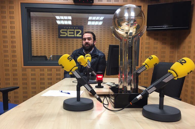 Raúl Villagrá, gerente del club palentino, en nuestros estudios con la Copa de campeones