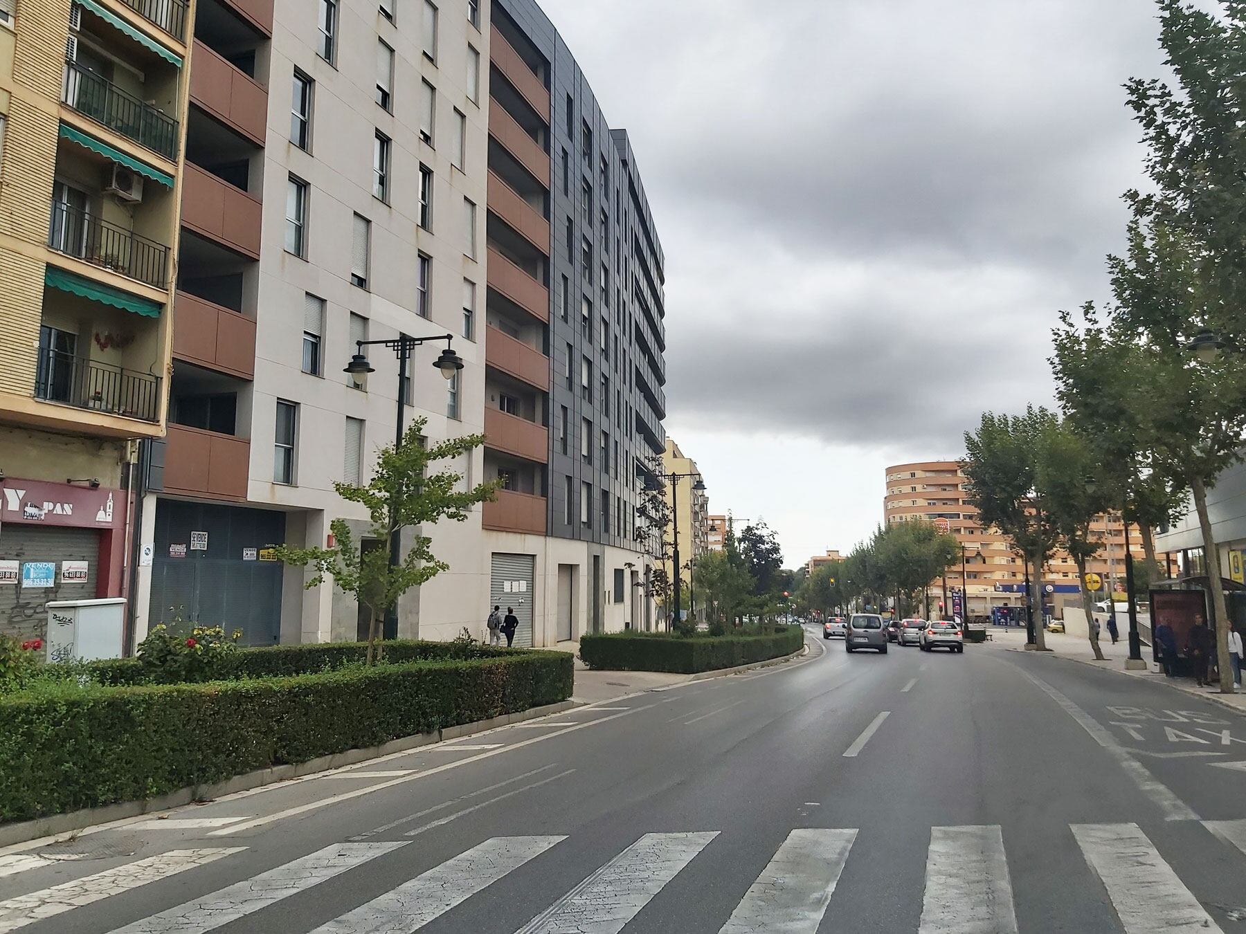 Imagen de la calle Valencia entre los números 3, 5 y 7, tramo en el que según los vecinos se suceden los incidentes en el tráfico