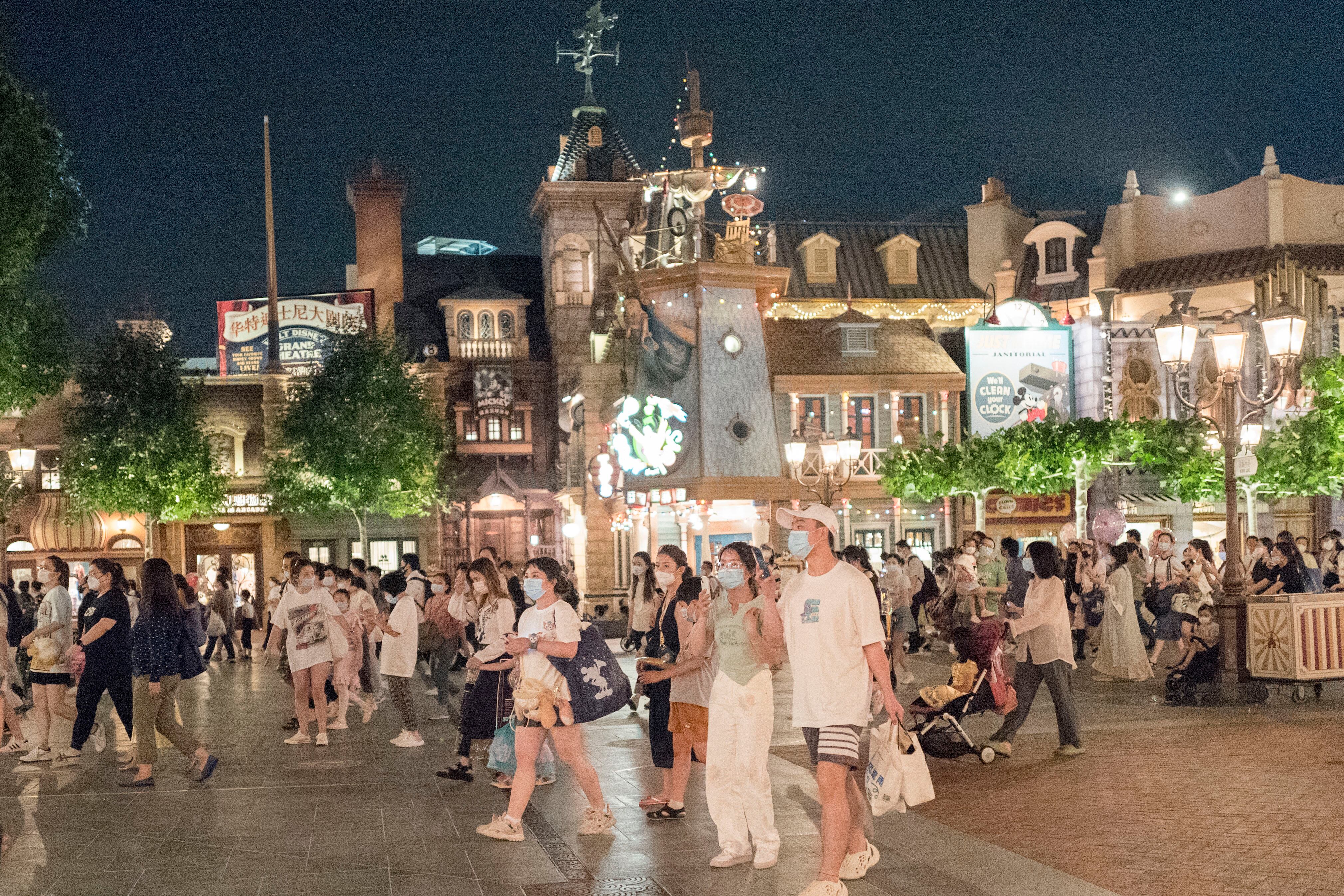 Turistas con mascarillas en Disneyland Resort Shanghai.