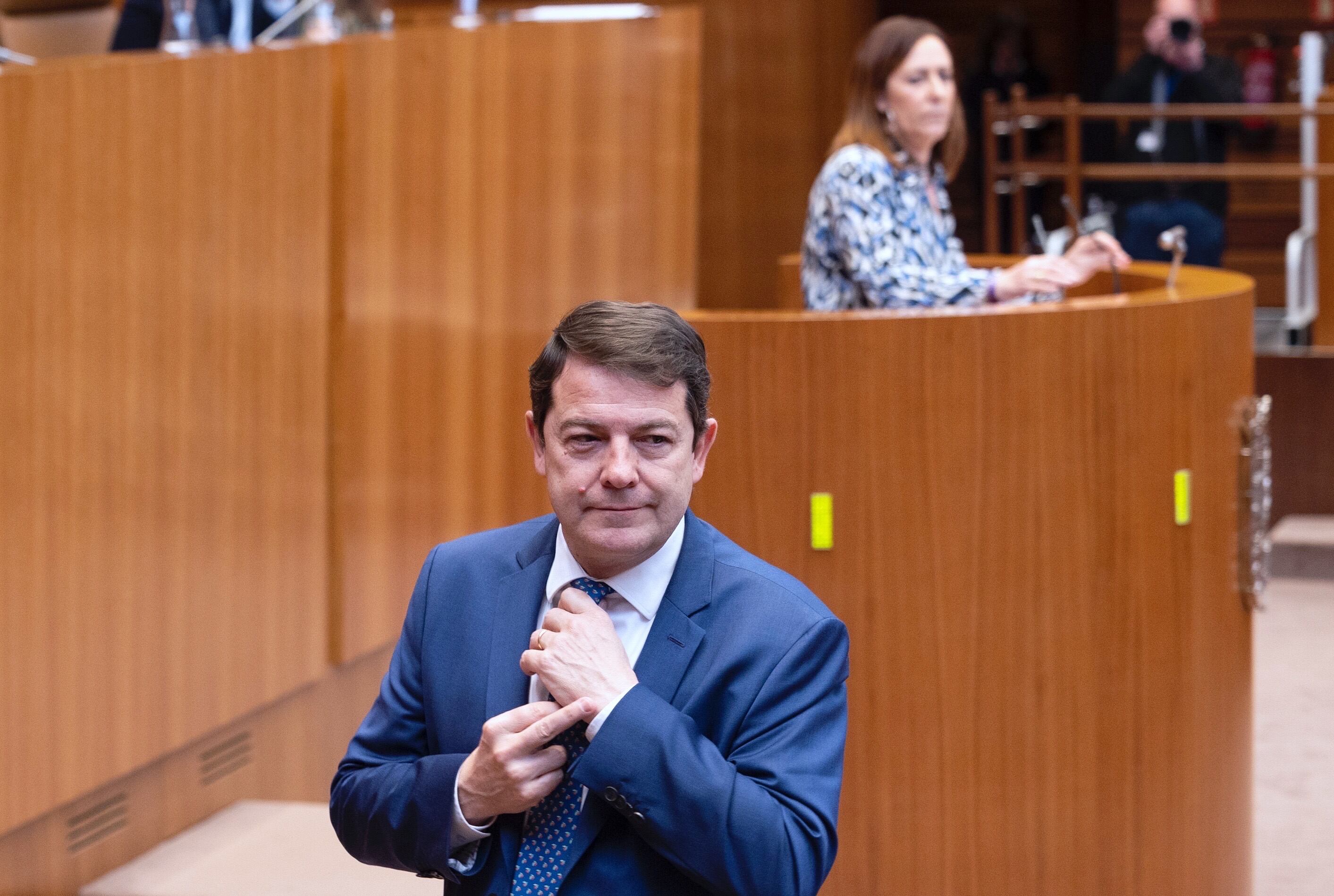 VALLADOLID.22/03/2023.-El presidente de la Junta de Castilla y León, Alfonso Fernández Mañueco, abandona el hemiciclo durante la intervención de la procuradora del PSOE, Rosa Rubio.EFE/R. García
