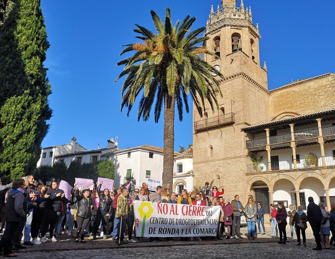 Imagen de la concentración que se llevó a cabo hace unos meses para pedir que no se cerrase el centro rondeño