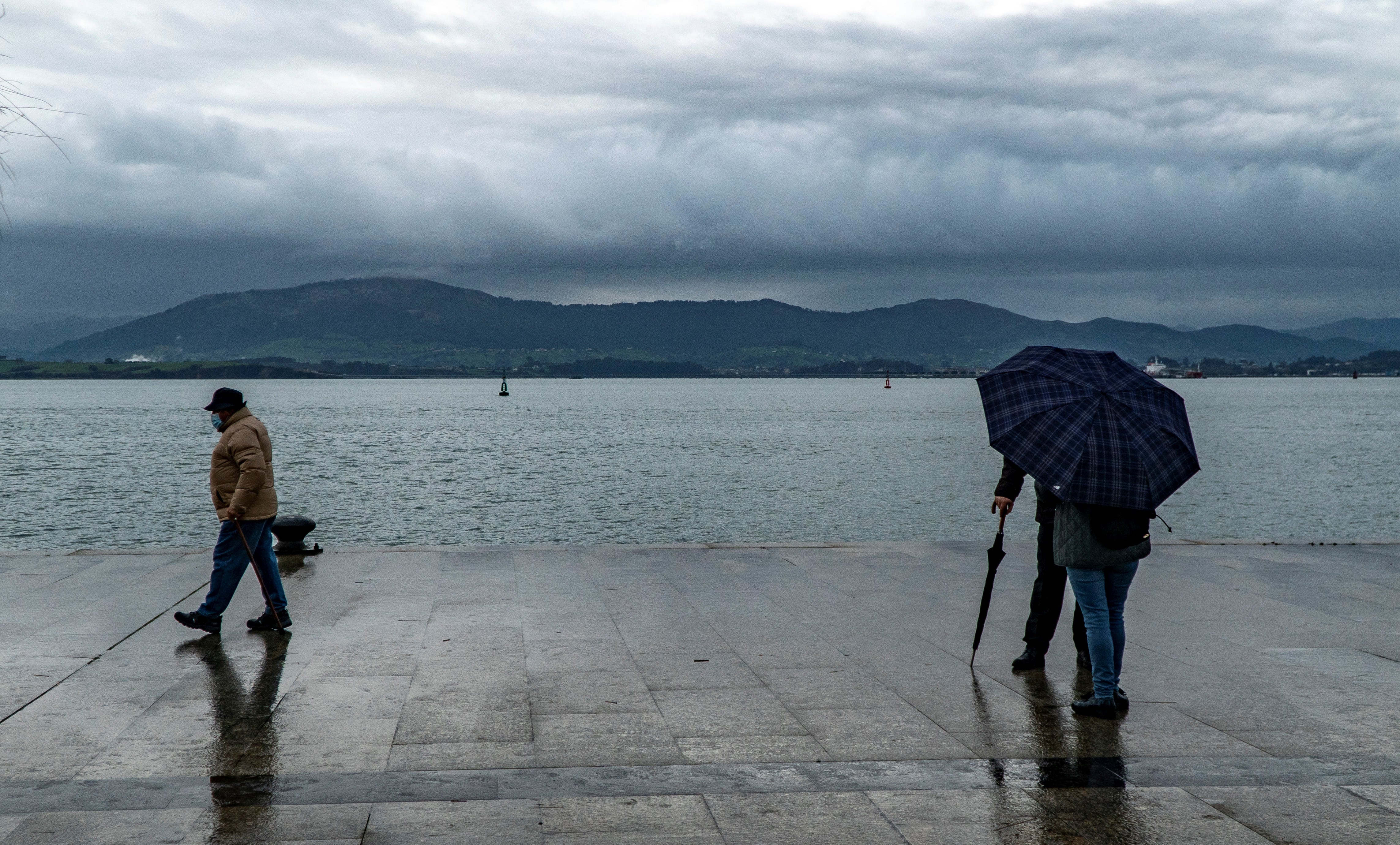 Un frente atlántico dejará este viernes un descenso de las temperaturas, cielos nubosos y precipitaciones, según Aemet.