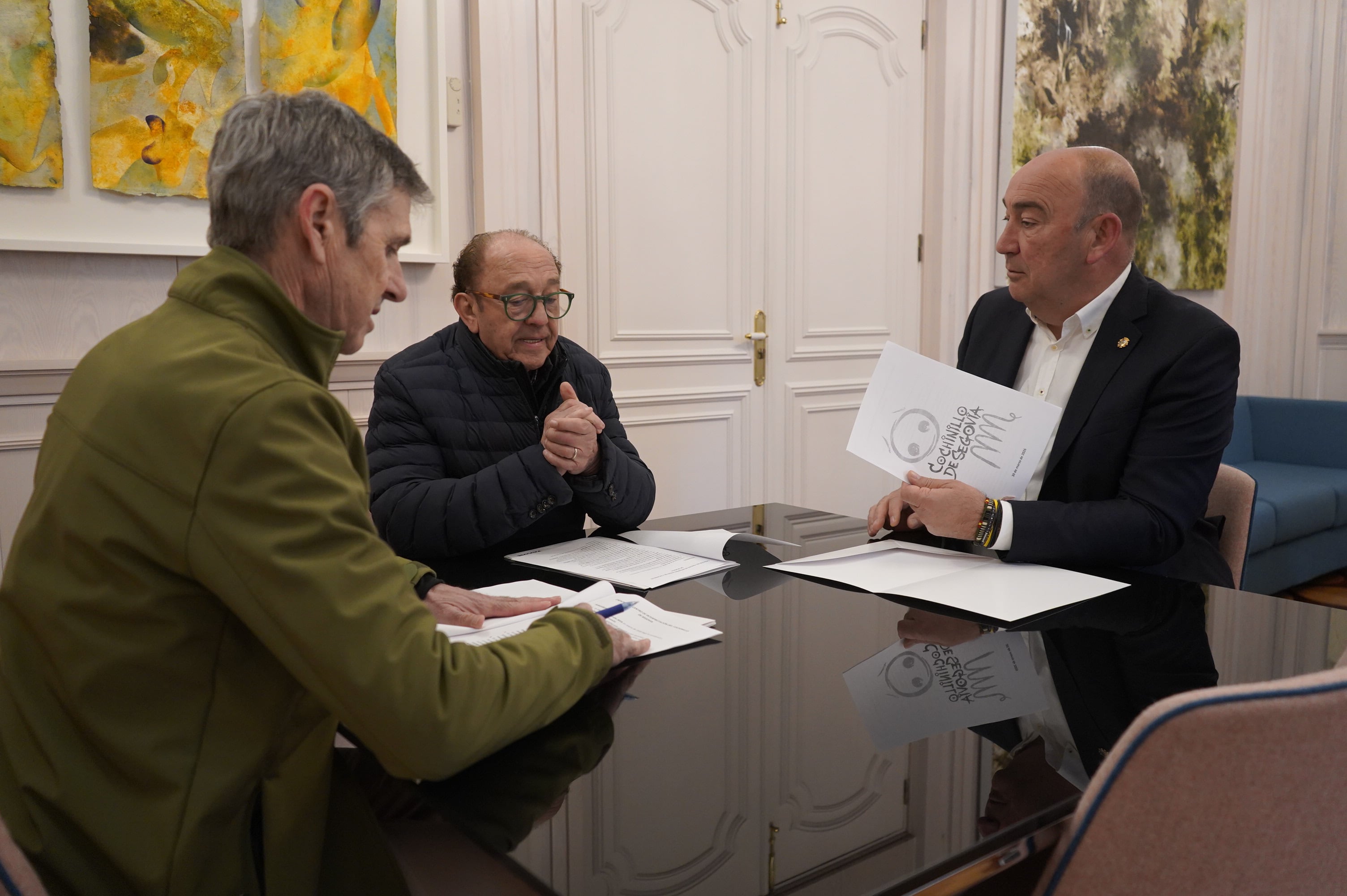 El presidente de la Diputación de Segovia, Miguel Ángel de Vicente, se reúne con José María Ruiz y José Ramón Marinero, presidente y gerente respectivamente de la Asociación para la Promoción del Cochinillo Segoviano, Procose
