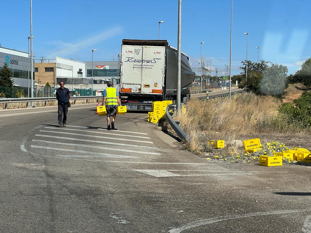 El conductor pudo recuperar parte de la carga derramada
