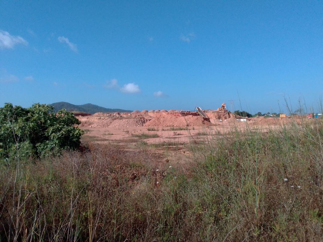 Tierra de las obras de las autovías depositadas en fincas del Grupo Matutes