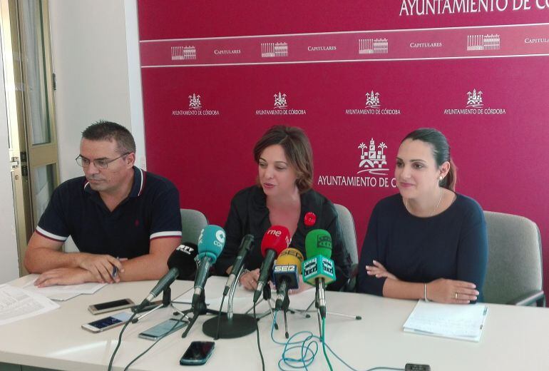 La alcaldesa, Isabel Ambrosio, con Carmen González y Víctor Montoro