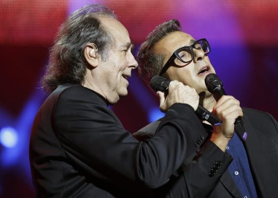 El cantautor Joan Manuel Serrat, acompañado por el periodista y presentador Andreu Buenafuente durante su actuación tras recibir el premio Ondas por su trayectoria musical.