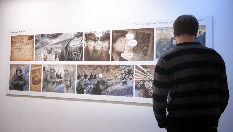 Un hombre visita le exposición