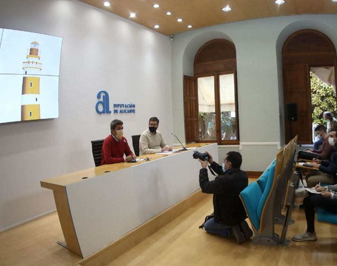 El presidente de la Diputación, Carlos Mazón (i) y el diputado y portavoz de Ciudadanos, Javier Gutiérrez (d), en una rueda de prensa.