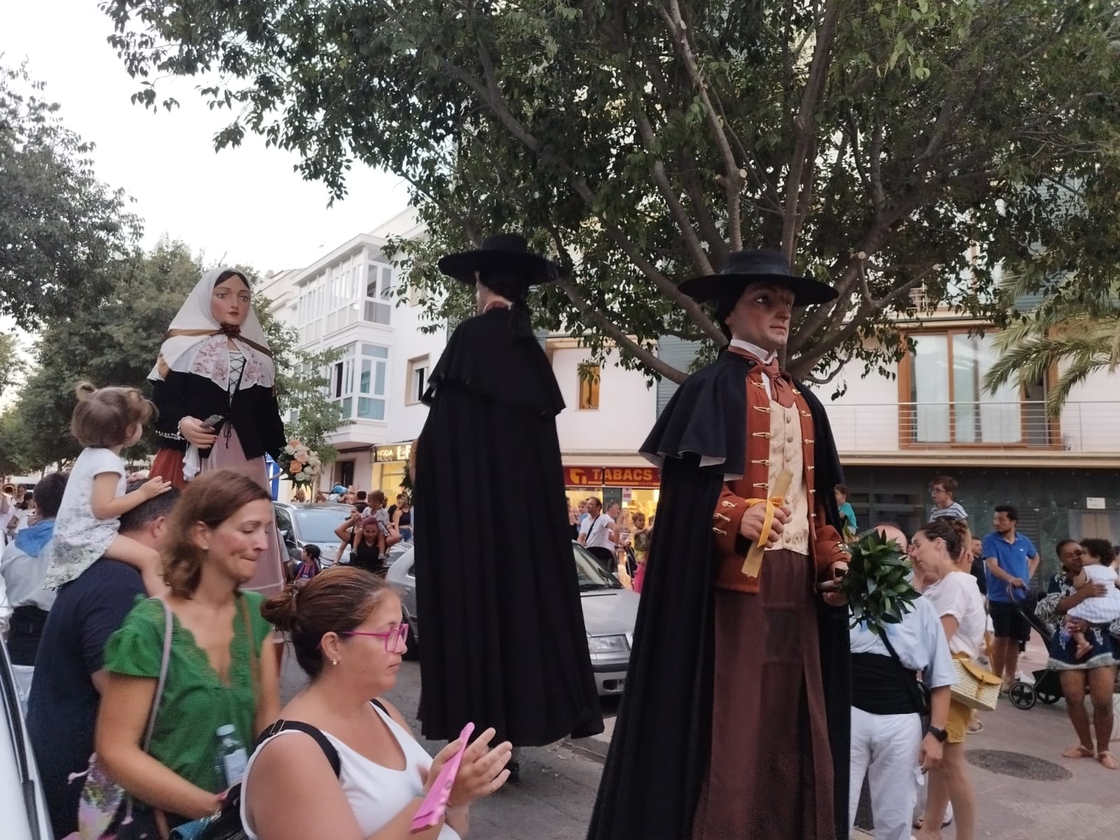 Un passacarrers va portar els gegants de Maó des de la seva casa fins a la porta de l'Ajuntament on seran durant totes les festes de Gràcia.