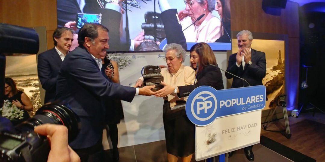 Elicia de la Serna recibe el premio Afiliada Relevante.