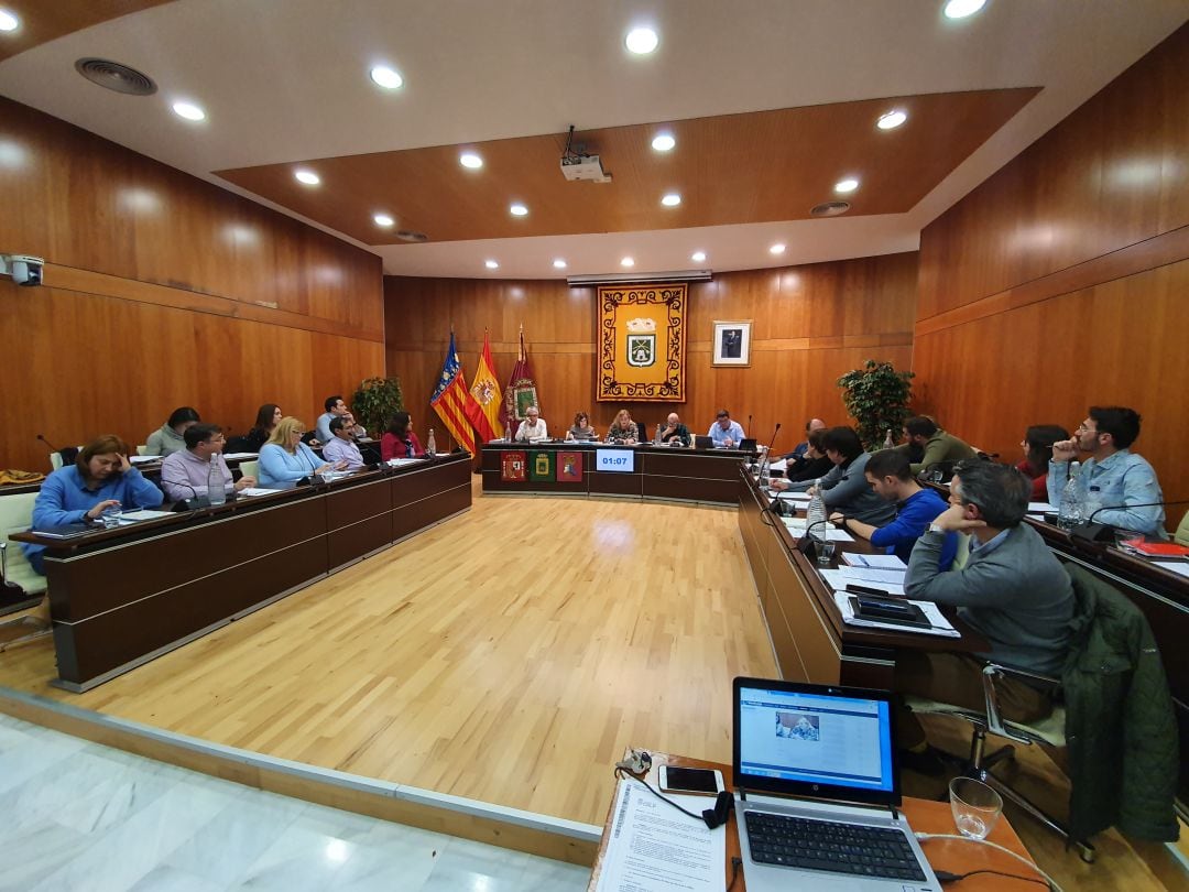 Sesión plenaria en el ayuntamiento de Calp.