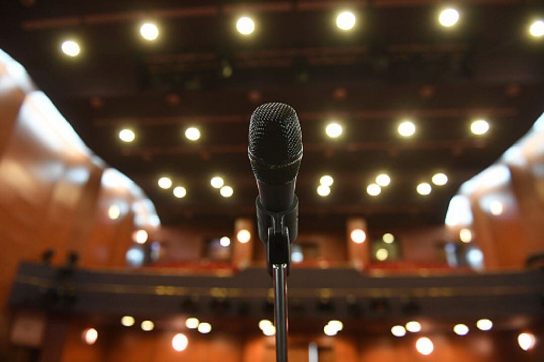 Micrófono frente a una sala de teatro vacía