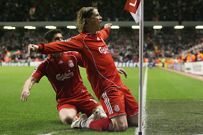 Fernando Torres celebra el golazo que marcó y que supuso el 2-1 para el equipo de Benítez