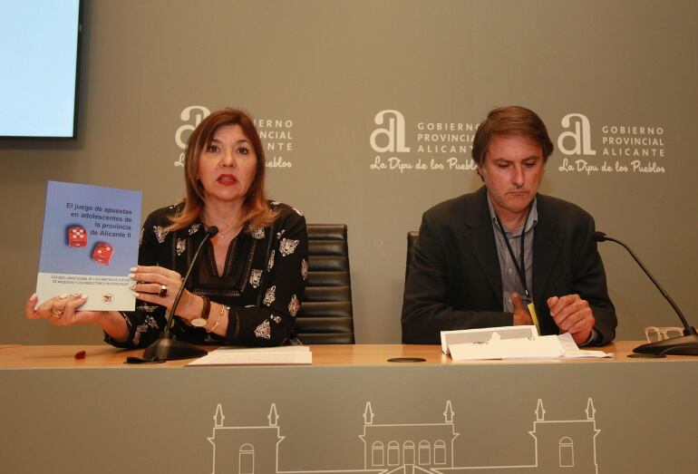 La diputada de Familia y Ciudadanía, Mercedes Alonso, junto al profesor de la Facultad de Ciencias de la Salud de la Universidad Miguel Hernández Daniel Lloret 
 