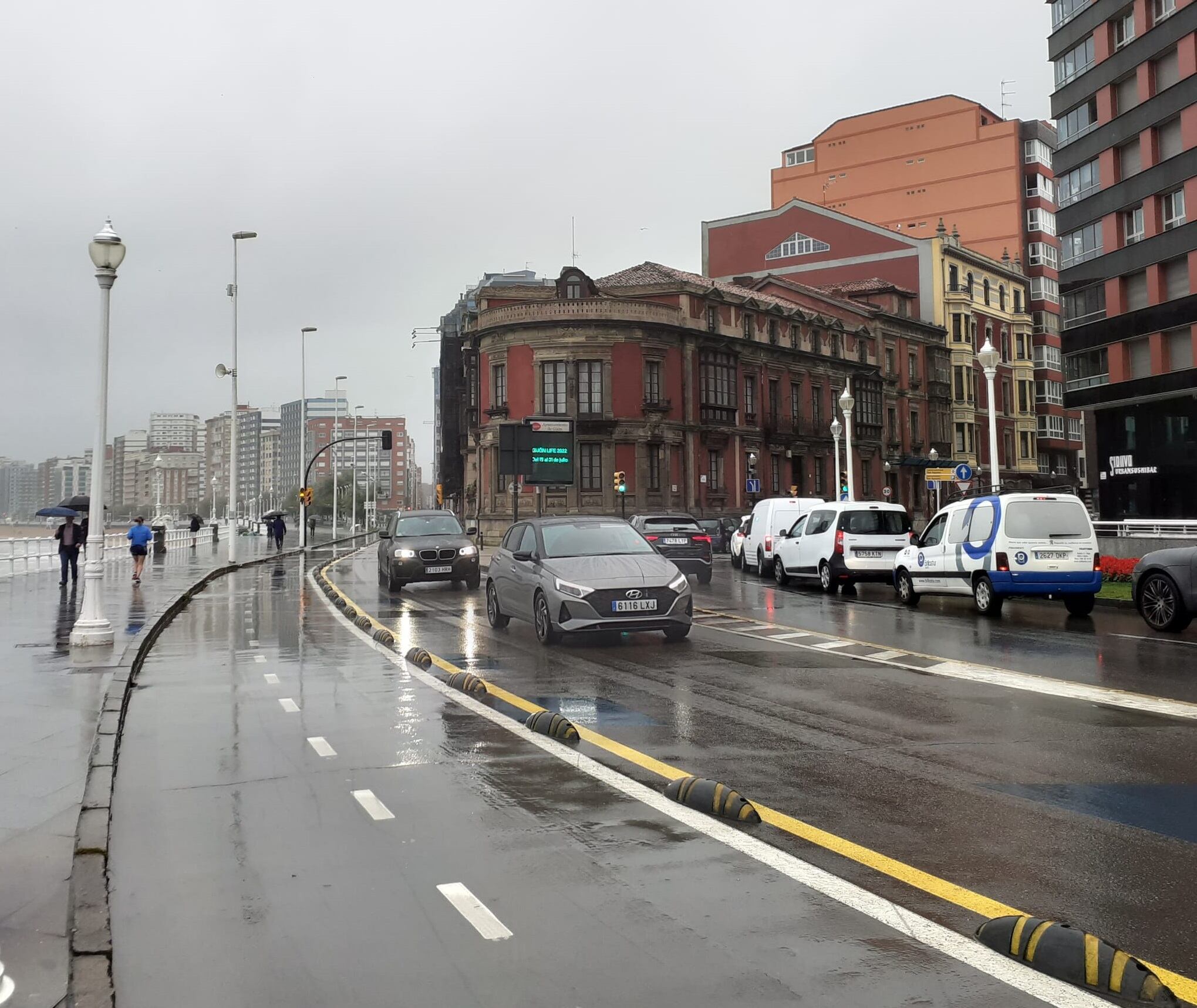 A primera hora de la mañana, los coches ya circulaban por una zona que ha permanecido cerrada dos años.