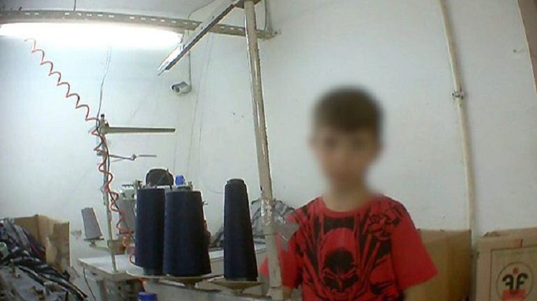 Fotograma del documental con uno de los niños sirios que trabaja en la fábrica textil turca