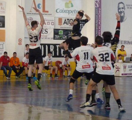 Germán Bastán lanza en suspensión