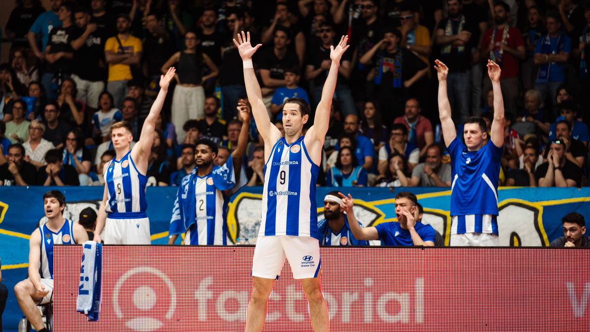 Mikel Odriozola y Aitor Zubizarreta en la previa del tercer partido frente a Estudiantes