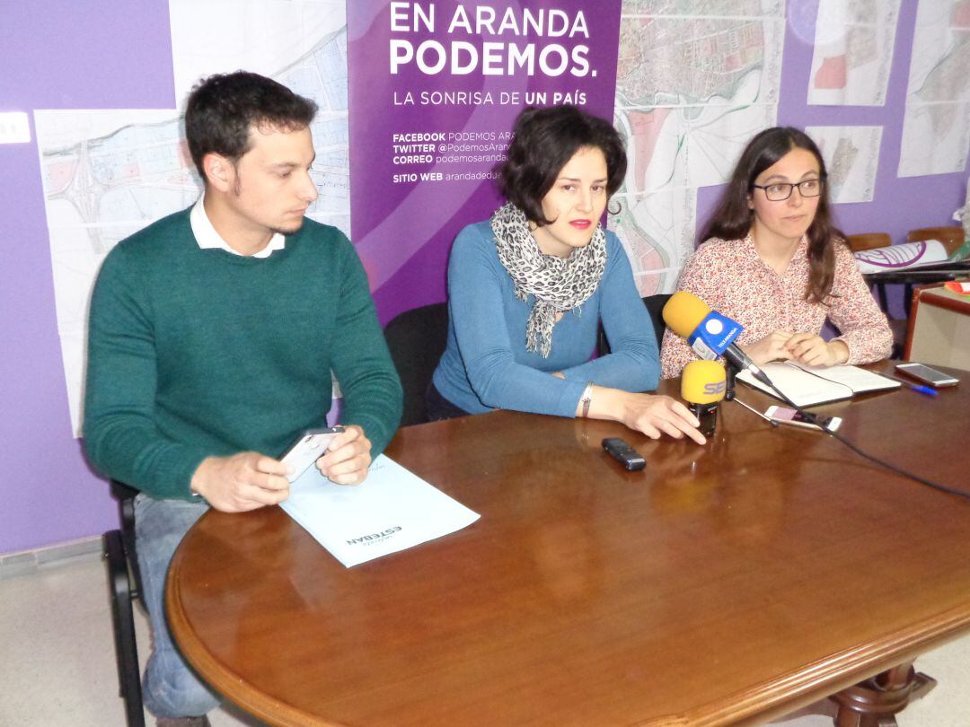 Laura del Pozo (en el centro), con los procuradores Félix Díez y Laura Domínguez en una imagen de archivo