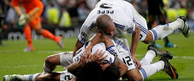 Los jugadores del Real Madrid celebran juntos el gol anotado por Ángel Di María