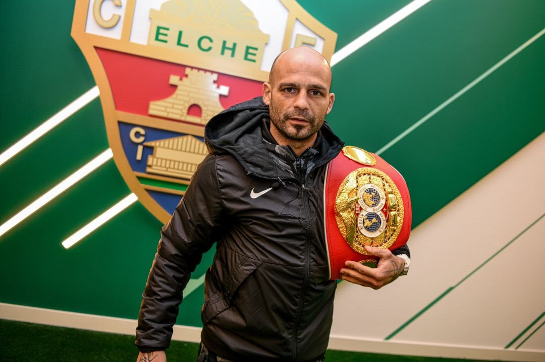 Kiko Martínez con el cinturón de campeón del mundo en el estadio Martínez Valero