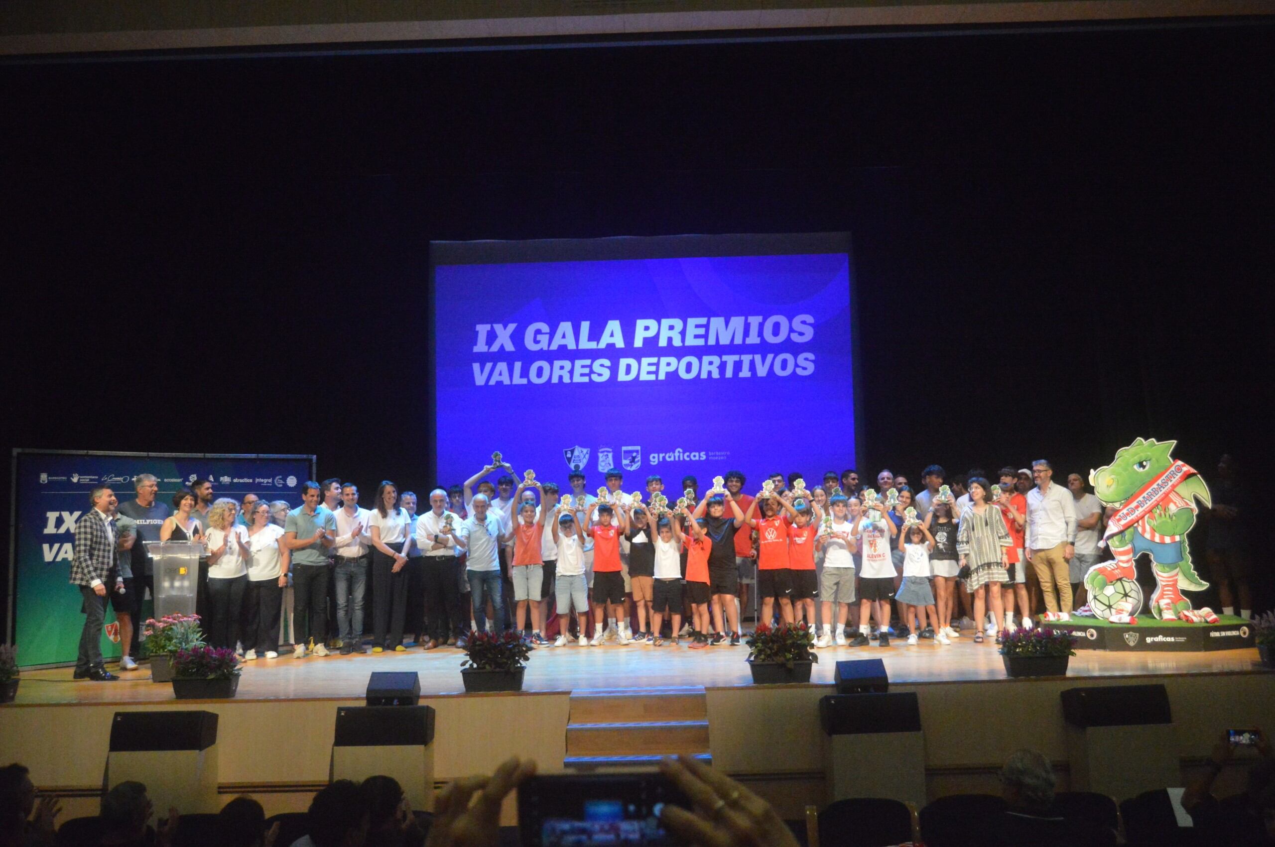 Imagen de los premiados en la gala. Foto: Gráficas Barbastro-Monzón