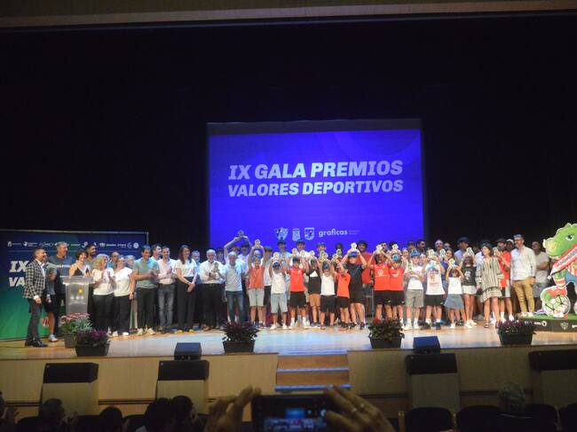 Imagen de los premiados en la gala. Foto: Gráficas Barbastro-Monzón