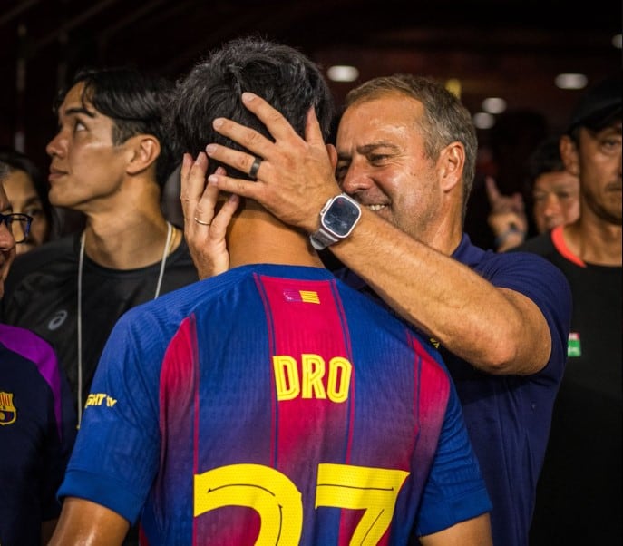 Flick abraza a Dro tras el partido contra el Vissel Kobe