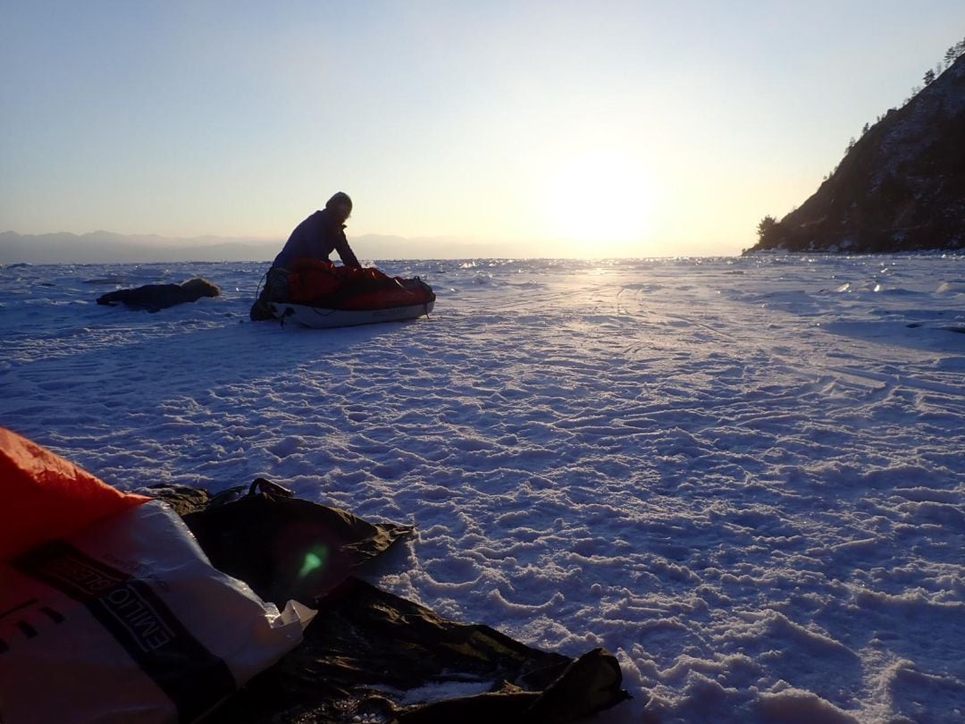 Chus Lago y su expedición preparadas para acampar en el Baikal