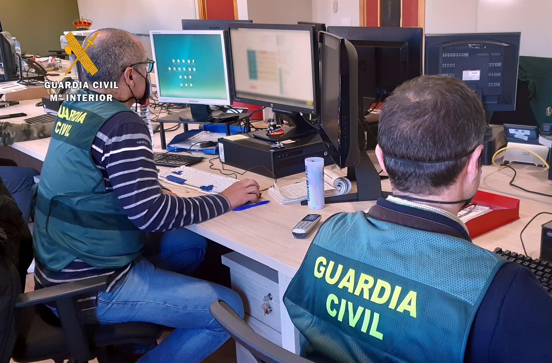 Agentes de la Guardia Civil especialistas en ciberdelincuencia.