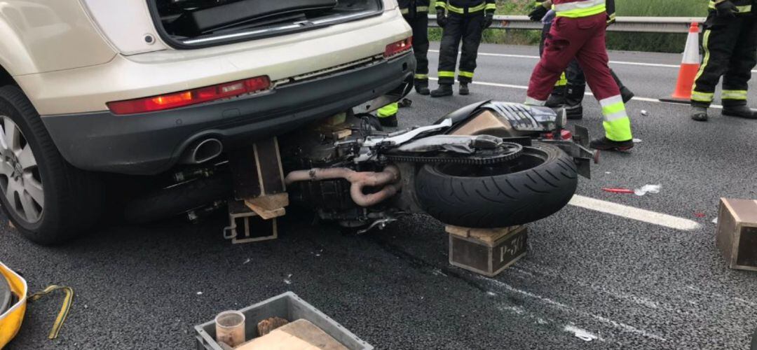 El motorista ha sufrido heridas graves tras colisionar contra otro vehículo